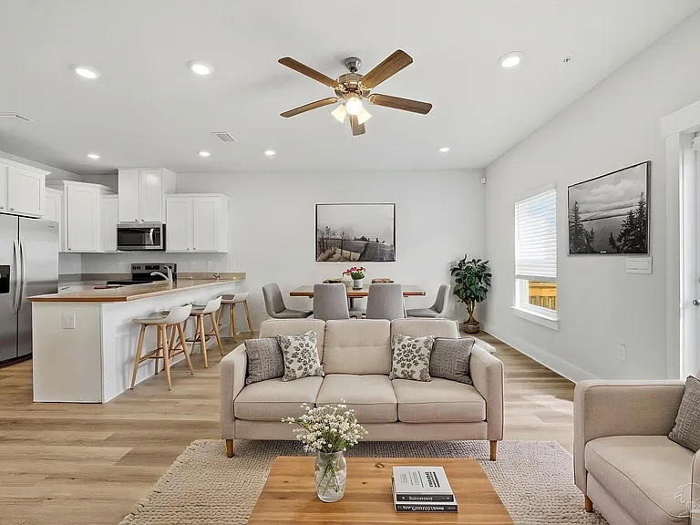 9422 Nature Creek Ln — Photo 1