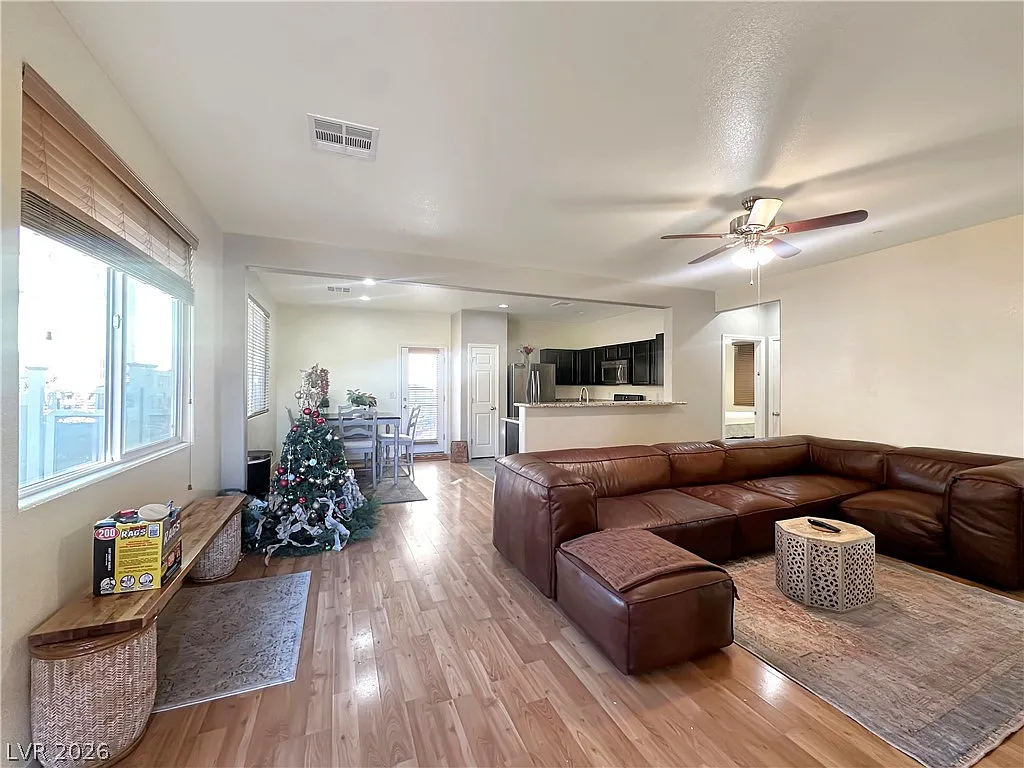 3 bed, 2.0 bath, 1340 sqft, $2,200 — Photo 3