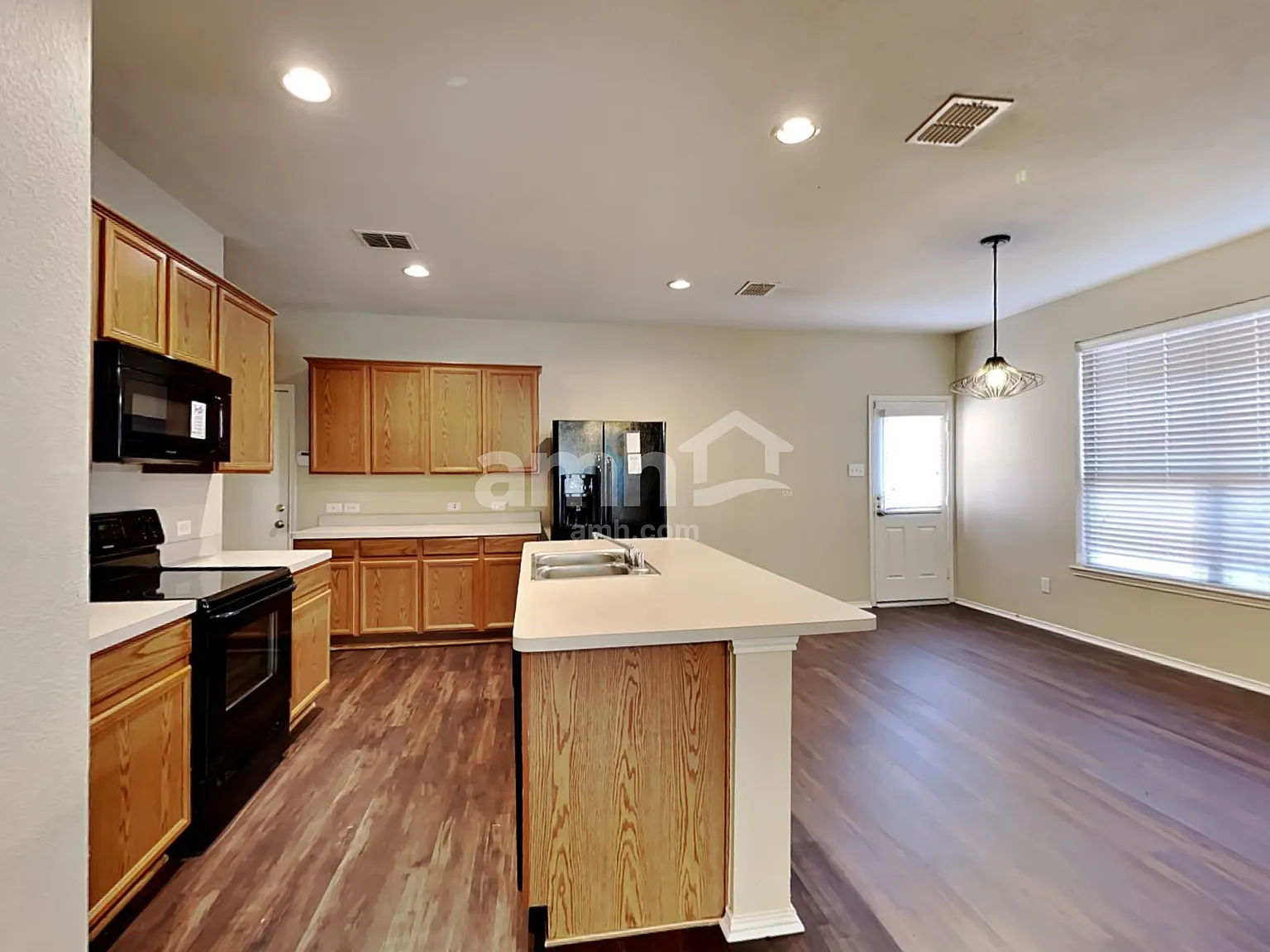 3 bed, 2.5 bath, 1694 sqft, $2,285 — Photo 3