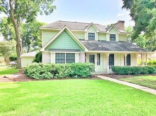 301 Raintree Ln, Lake Jackson, TX 77566