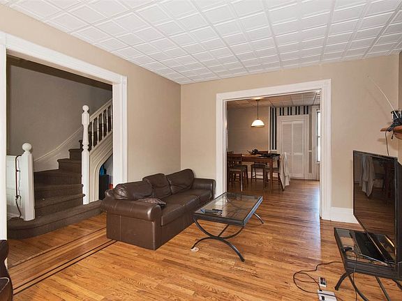 3rd image of 208 Ege Ave
