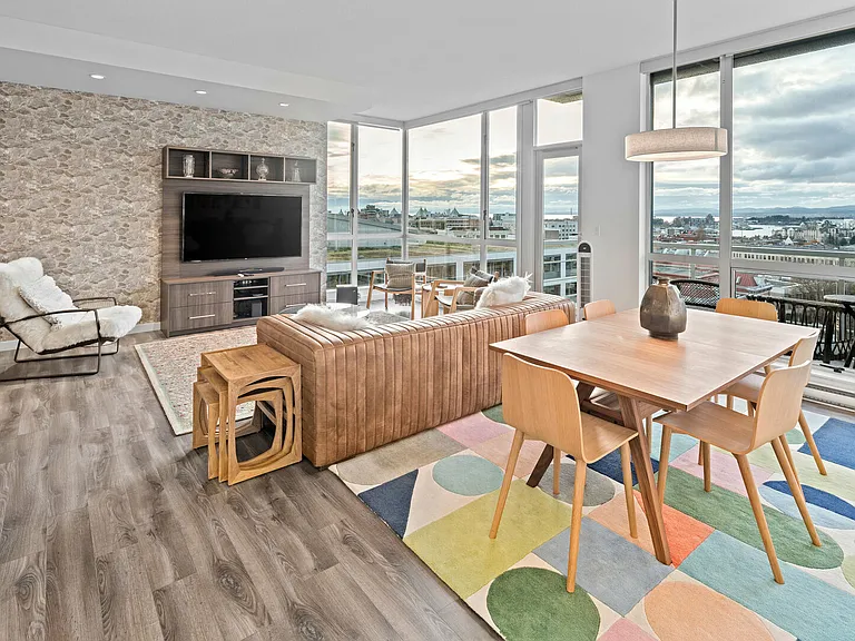 732 Cormorant St — Photo 3