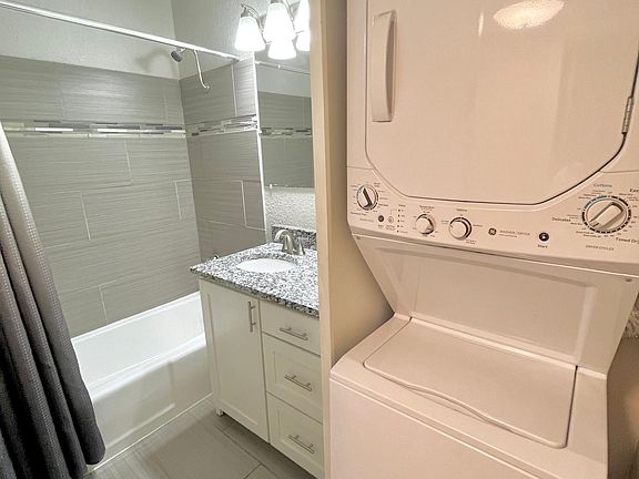 3rd image of 3704 Wyandotte St APT 2
