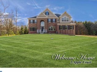 5 Apple Ln, Moorestown, NJ 08057