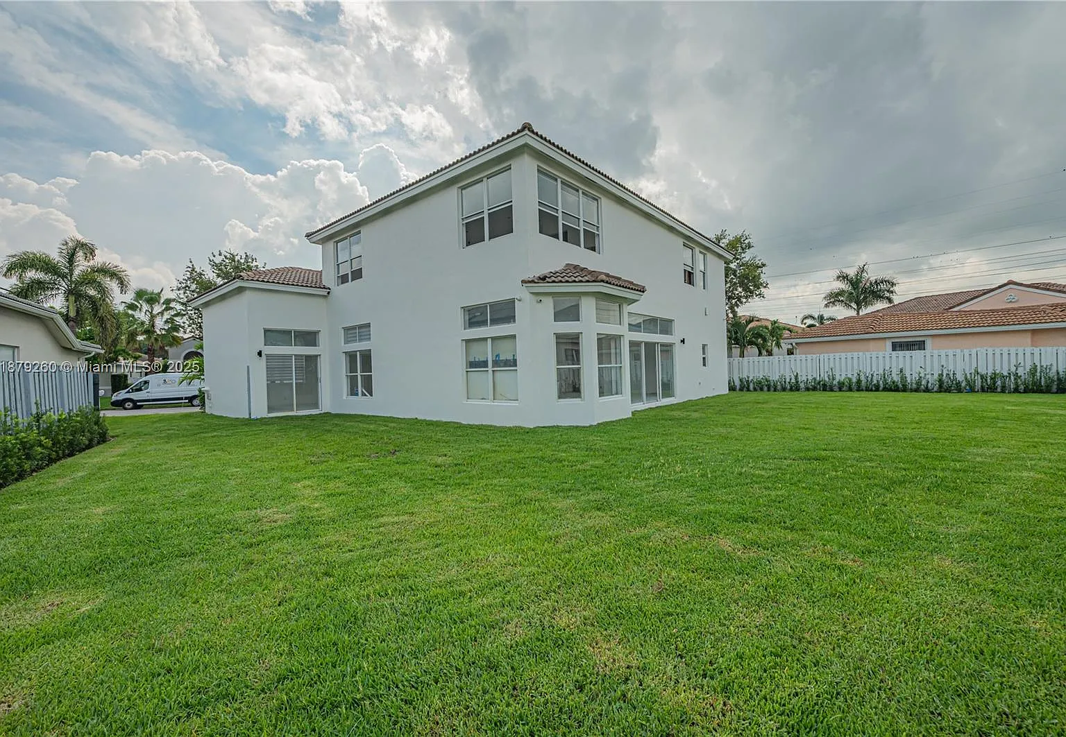 5 bed, 3698 sqft, $12,500 — Photo 4