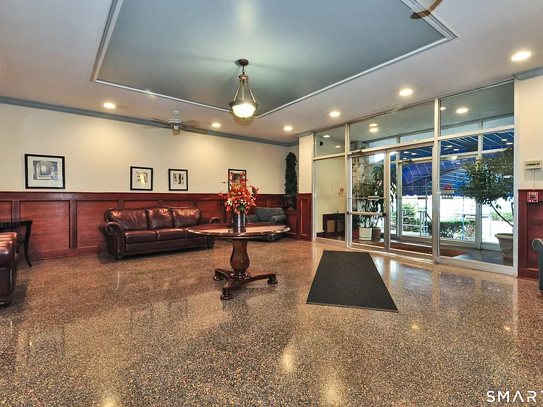 39 Glenbrook Rd #2W — Photo 1