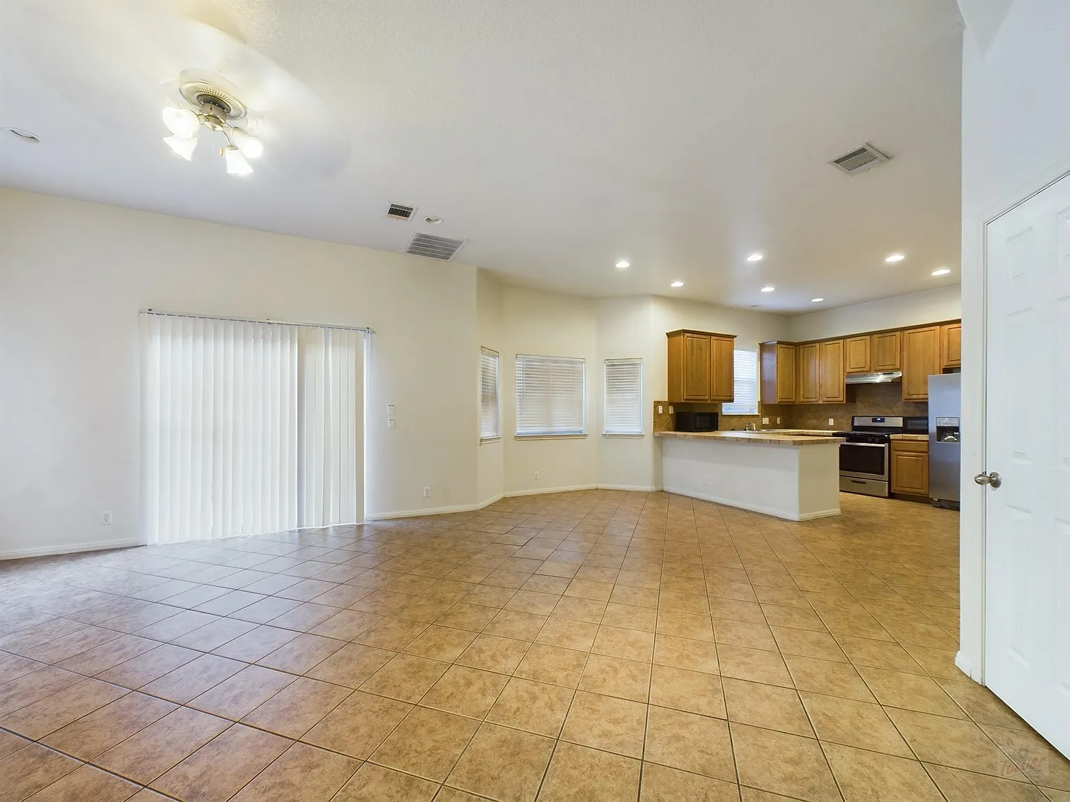 6 bed, 4.5 bath, 3247 sqft, $4,750 — Photo 4