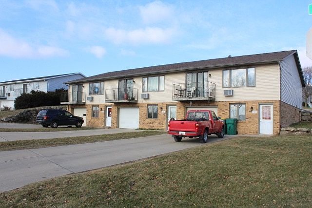 2nd image of 121-123-125 Parkway Dr