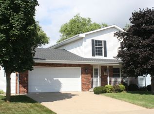 1854 Hummingbird Dr, Dubuque, IA 52002