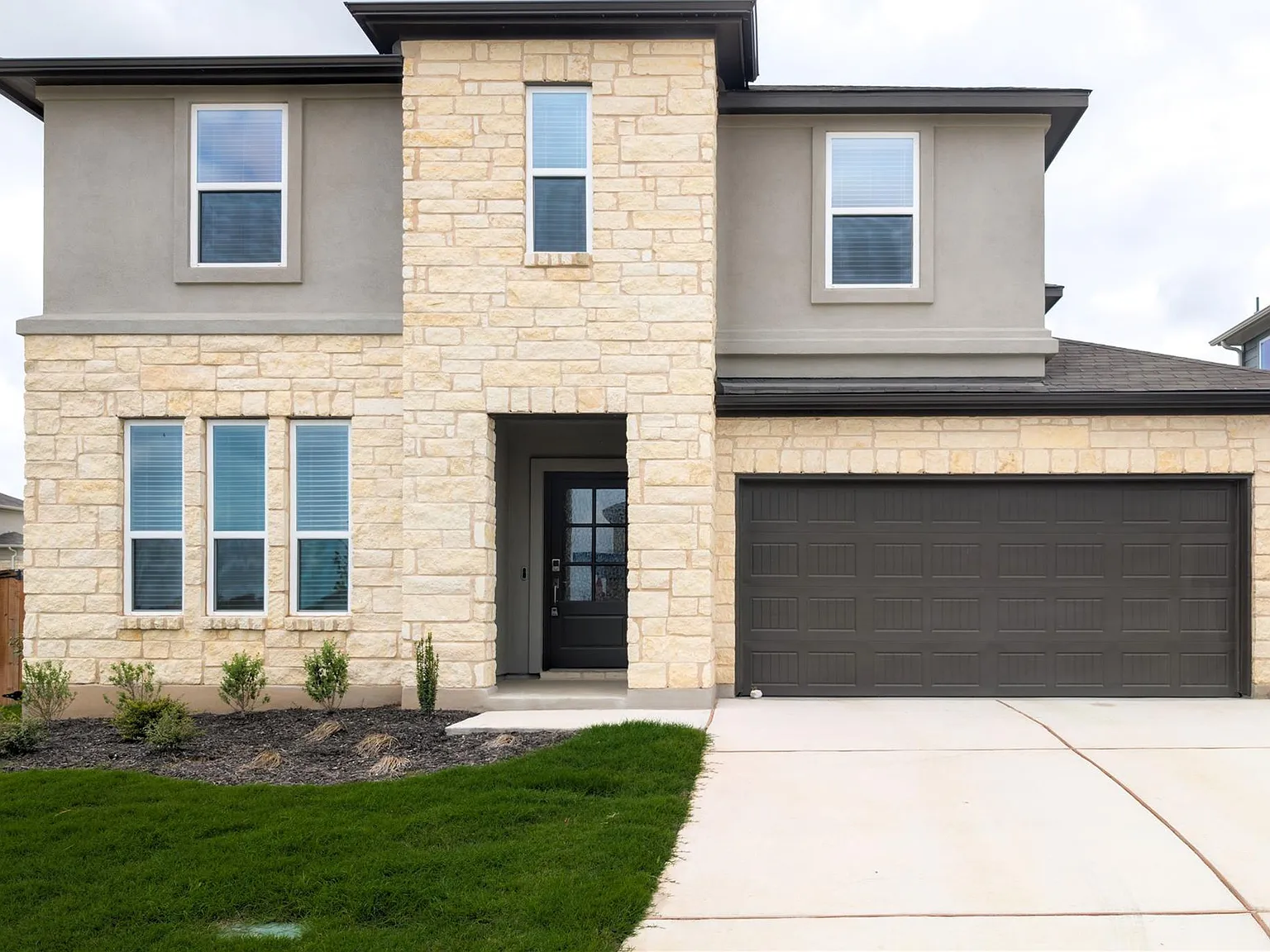 5 bed, 3.0 bath, 2952 sqft, $2,850 — Photo 2