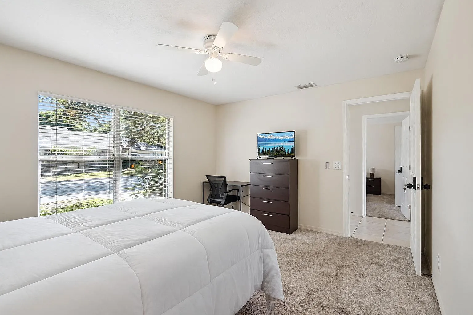 2 bed, 2.0 bath, 975 sqft, $1,399 — Photo 2