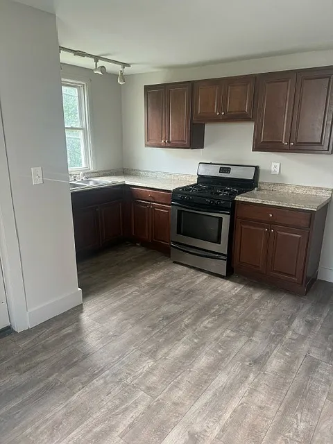 3 bed, 1000 sqft, $1,400 — Photo 3