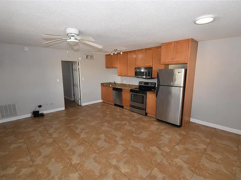 220 6th Ave N #11 — Photo 11