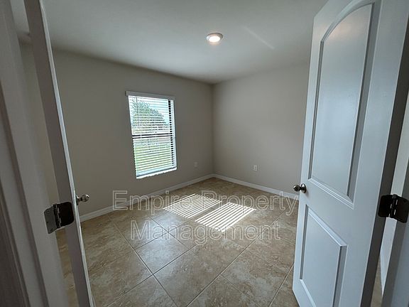4th image of 418 NE 16th Ter