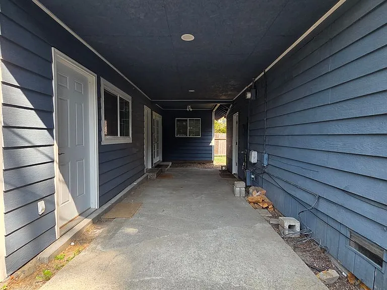 1290 NE Fairgrounds Rd — Photo 24