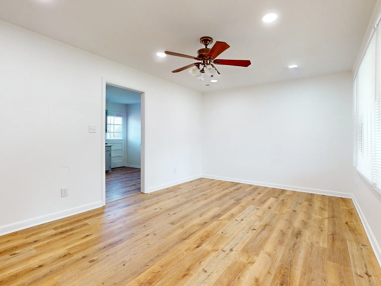 3 bed, 900 sqft, $1,450 — Photo 3