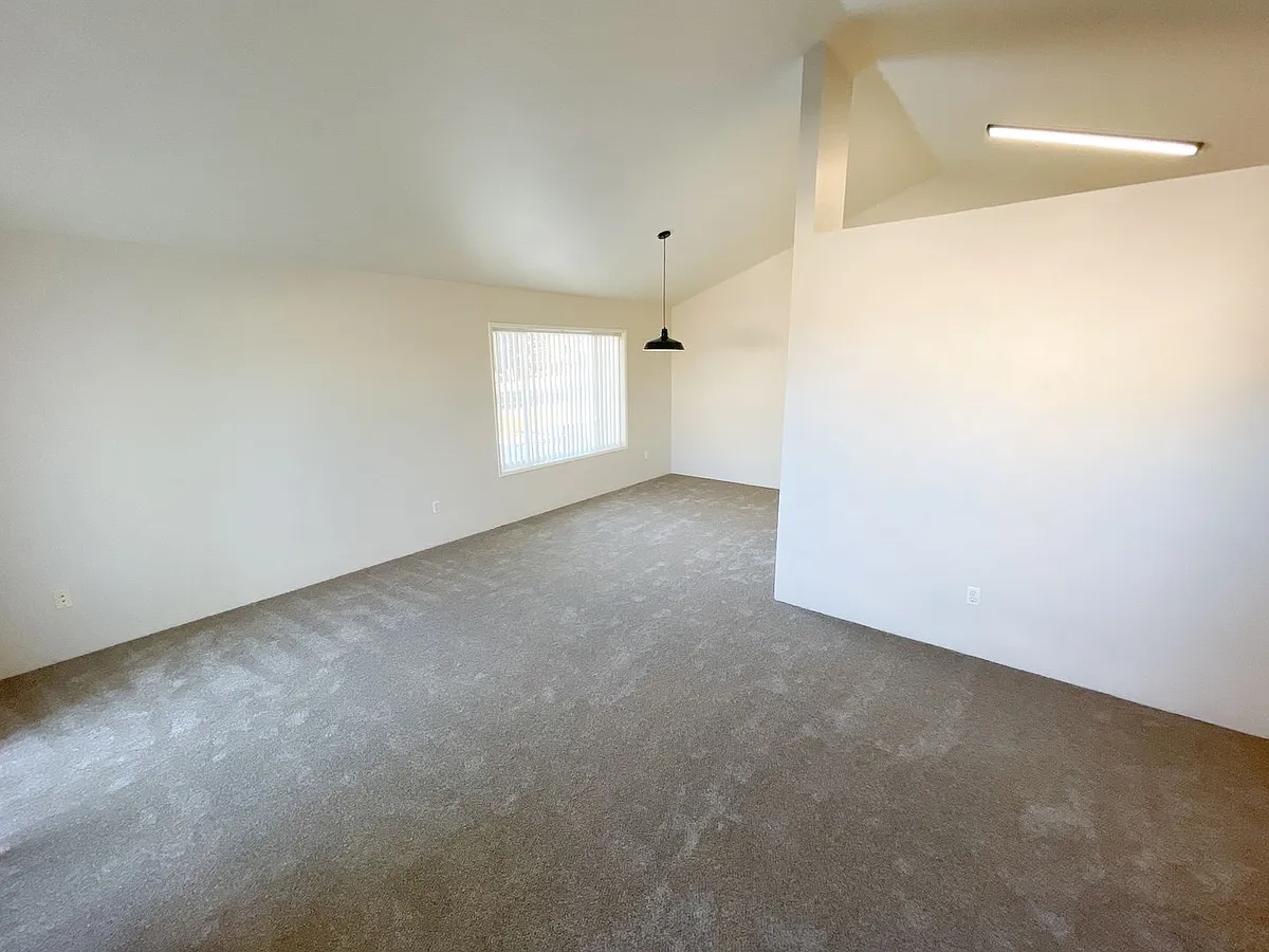 Building Photo - 5630-5632 N Hills Dr #5634