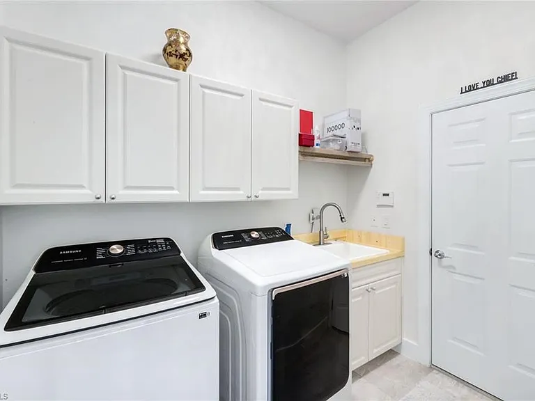 22660 Fairlawn Ct — Photo 34