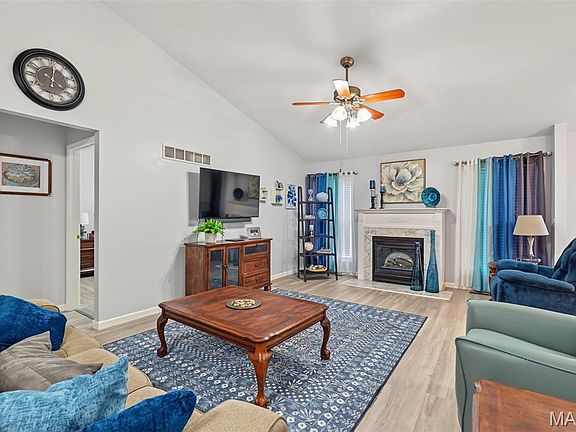 3rd image of 8 Soenker Cir