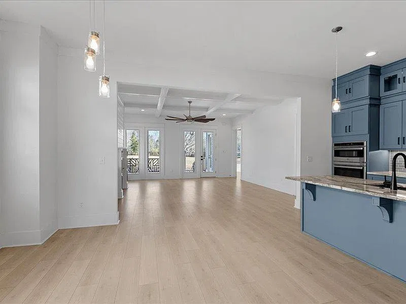 3 bed, 2566 sqft, $4,100 — Photo 2