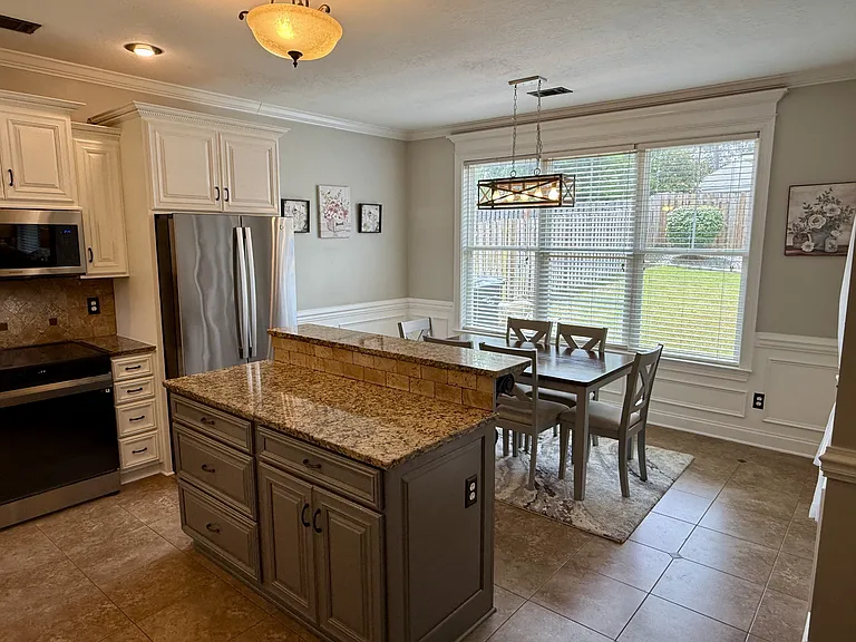 633 Dunrobin Ln — Photo 8