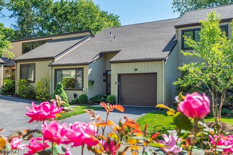1st image of 5 Tulip Ln