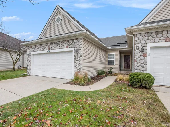 3545 Grove Ln, Auburn Hills, MI 48326