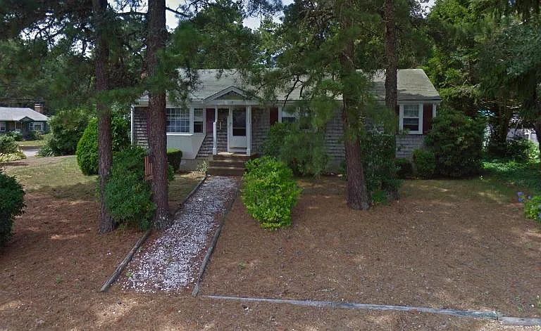 17 Carriage Dr — Photo 1
