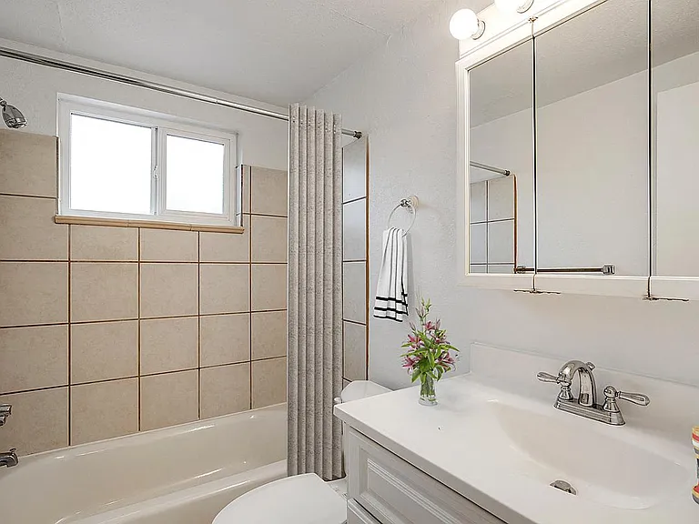 136 N Washington St — Photo 5