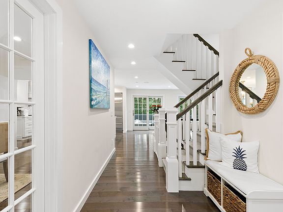 3rd image of 6 Dawnwood Ln