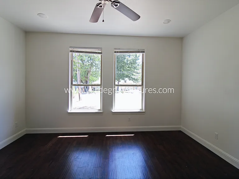 209 E Barron Ave — Photo 11