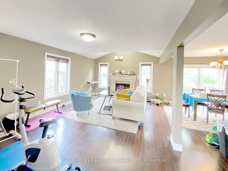 858 Roulston St — Photo 2