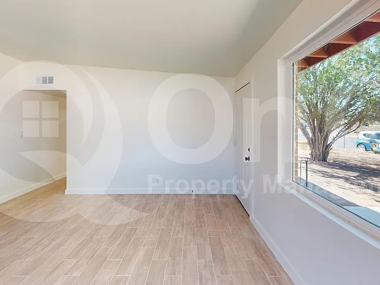 1410 N Desmond Ave — Photo 9