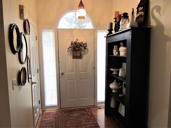 2nd image of 989 Amberwood Pl