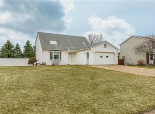 37 Country Pl, Lancaster, NY 14086