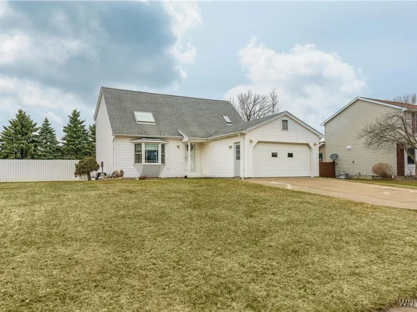 37 Country Pl, Lancaster, NY 14086