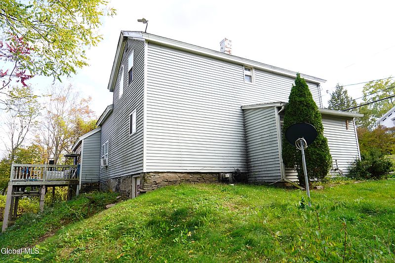 4th image of 552 Mountain Avenue