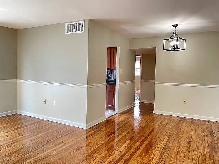 Colonial Village Apartments — Photo 20