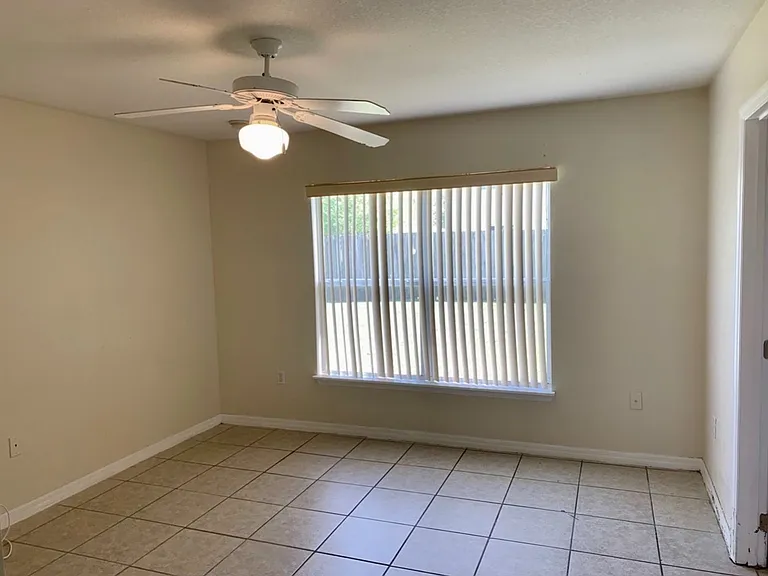 606 Robin Ln — Photo 10