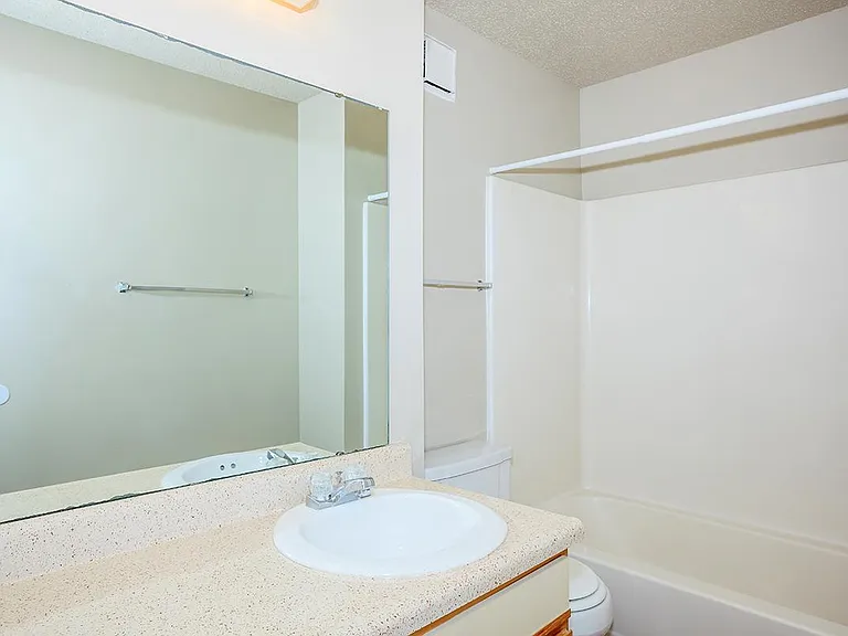 Laurelwood Park Apartments — Photo 5