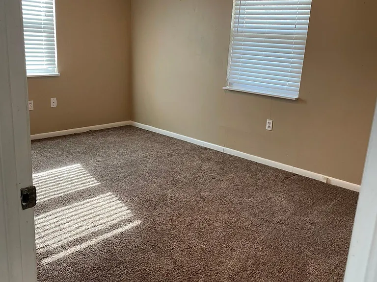 4200 E Interstate Highway 35 Frontage Rd — Photo 10