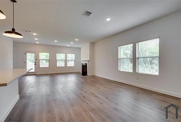 5 bed, 2659 sqft, $4,200 — Photo 4