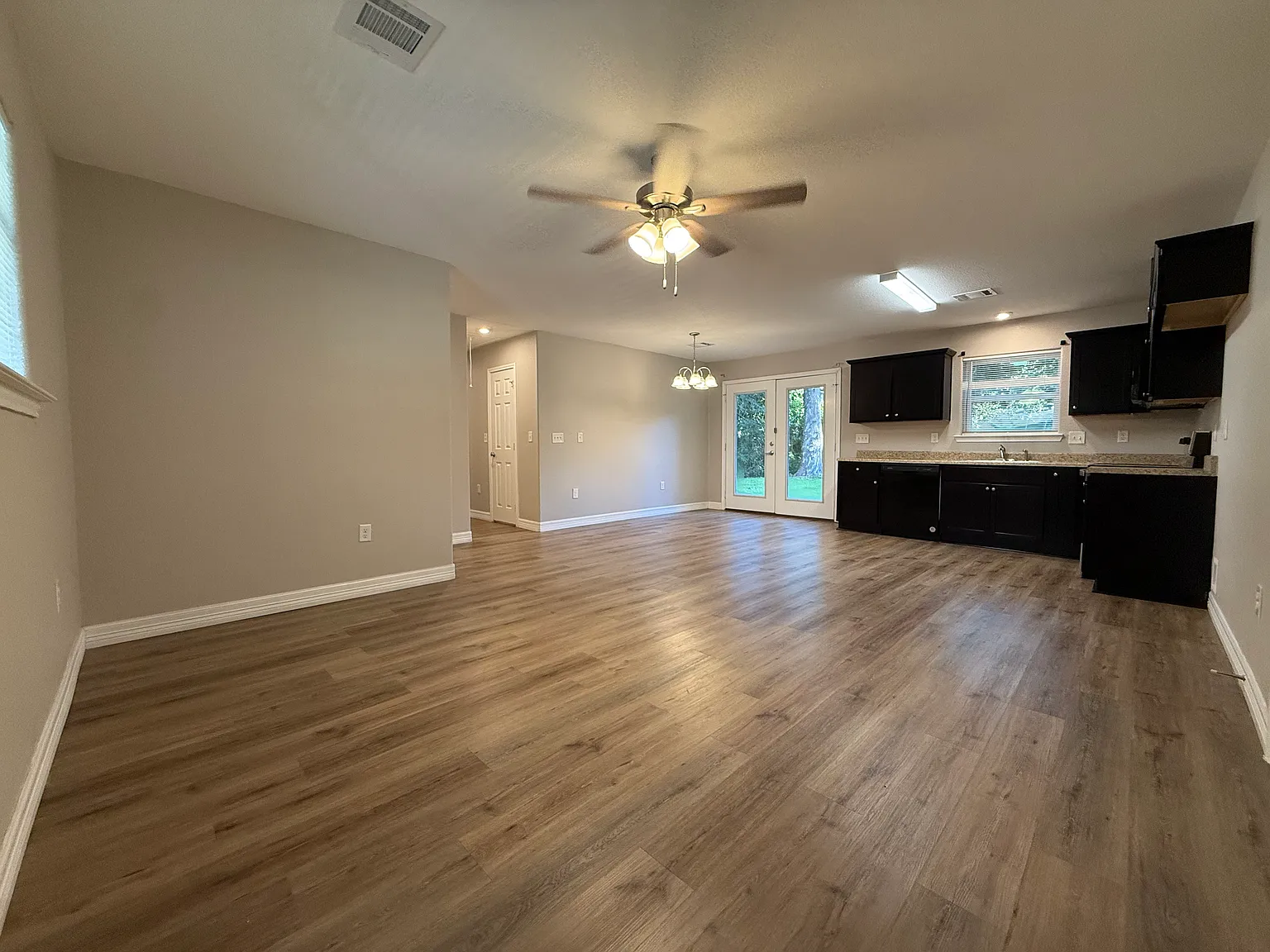 3 bed, 1361 sqft, $1,450 — Photo 2