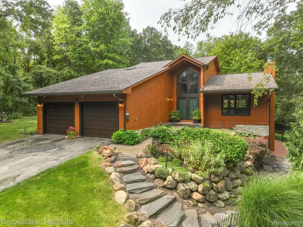 6515 Cuthbert Rd, White Lake, MI 48386
