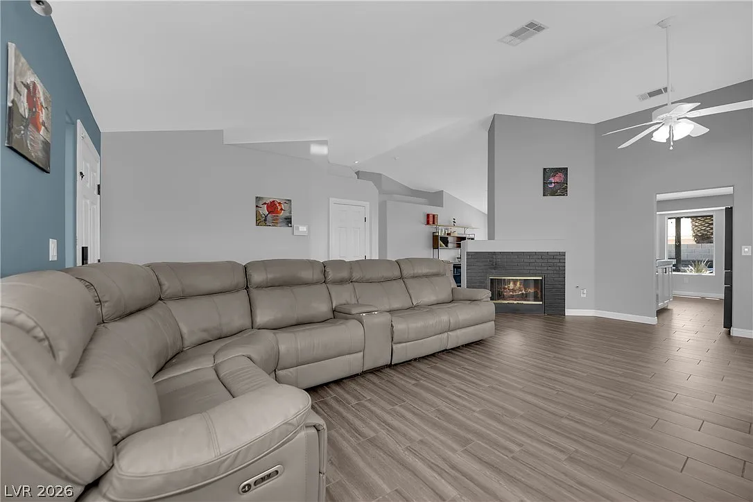 3 bed, 2.0 bath, 1668 sqft, $2,200 — Photo 4