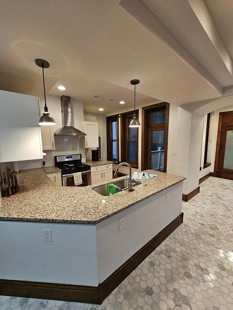 Fully Furnished Public Square Apartment — Photo 4