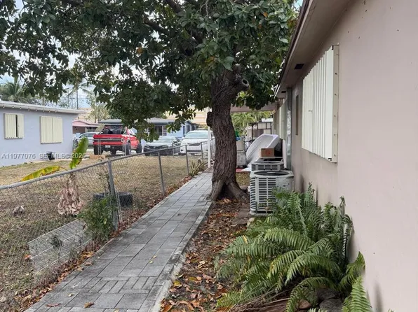 1585 W 53rd St, Hialeah, FL 33012