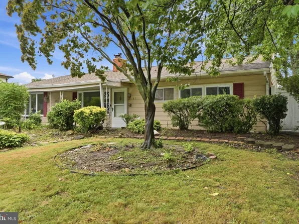 65 Orchard Ln, Levittown, PA 19055
