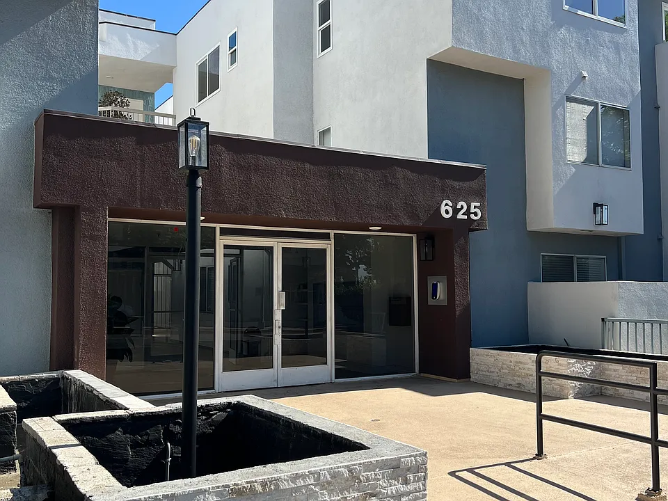 625 E Del Mar Blvd #102