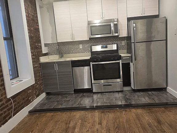 2nd image of 934 Myrtle Ave APT 1